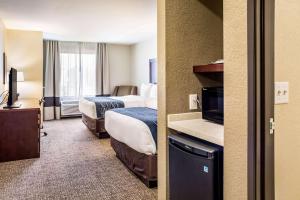 Postel nebo postele na pokoji v ubytování Comfort Inn & Suites Niagara Falls Blvd USA