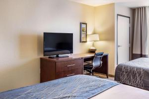 Postel nebo postele na pokoji v ubytování Comfort Inn & Suites Niagara Falls Blvd USA