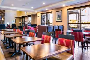 Restoran või mõni muu söögikoht majutusasutuses Comfort Inn & Suites Niagara Falls Blvd USA