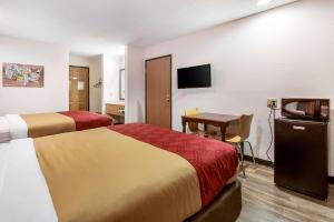 En eller flere senge i et værelse på Econo Lodge Franklin