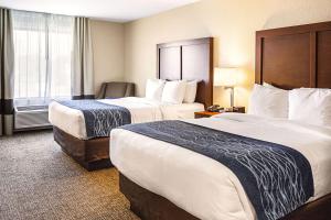 Postel nebo postele na pokoji v ubytování Comfort Inn & Suites Niagara Falls Blvd USA