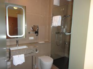 ein Badezimmer mit Dusche, Toilette und Waschbecken in der Unterkunft Hotel Cafe Lorenz in Hohenems