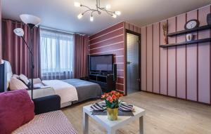 モスクワにあるБУТЫРСКАЯ 9 - м САВЕЛОВСКАЯのベッドとテレビ付きのホテルルーム