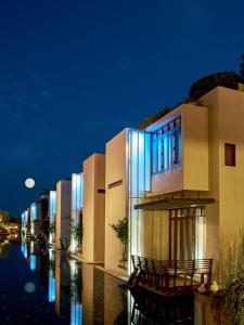 uma fila de edifícios com cadeiras em frente a um canal em Let's Sea Hua Hin Al Fresco Resort em Hua Hin