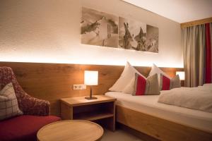 Giường trong phòng chung tại Bikers welcome "Quality Hosts Arlberg Hotel Garni Mössmer"