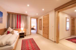 Giường trong phòng chung tại Bikers welcome "Quality Hosts Arlberg Hotel Garni Mössmer"