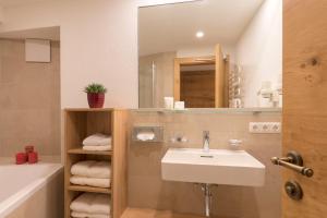 Phòng tắm tại Bikers welcome "Quality Hosts Arlberg Hotel Garni Mössmer"