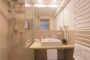 Phòng tắm tại Bikers welcome "Quality Hosts Arlberg Hotel Garni Mössmer"