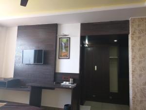 een hotelkamer met een televisie en een bureau in een kamer bij Hotel Ravine Palace in Lansdowne