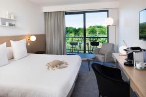 Afbeelding uit fotogalerij van Best Western Plus Hotel les Rives du Ter in Larmor-Plage