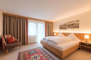เตียงในห้องที่ "Quality Hosts Arlberg" Hotel Garni Mössmer