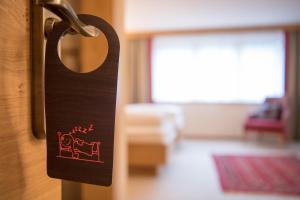 Giường trong phòng chung tại Bikers welcome "Quality Hosts Arlberg Hotel Garni Mössmer"