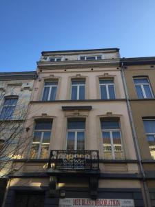 ein Gebäude mit einem Balkon auf der Seite in der Unterkunft Prestige Flats Coteaux in Brüssel