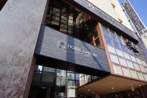 鹿儿岛Hotel Gate In Kagoshima的带有t型心跳标志的建筑物