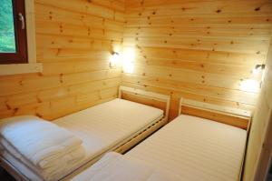 Cette petite cabine comprend 2 lits. dans l'établissement Héron d'Argent, à Meurimont