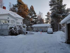 Το Yrjänäntie Home Apartment τον χειμώνα