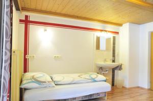 アシャウにあるApart Pfisterのベッド1台とシンク付きの小さな客室です。