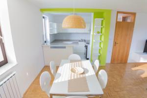 eine Küche und ein Esszimmer mit einem Tisch und Stühlen in der Unterkunft D&J house in Ormoz