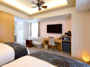 TV tai viihdekeskus majoituspaikassa Hotel Palm Royal Naha Kokusai Street