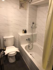 Bilik mandi di Hotel Rose Hill