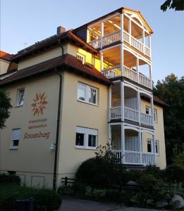 キュールングスボルンにあるFewo-Perner Sonnenburgのバルコニー付きの建物