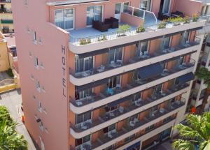 una vista aerea di un edificio rosa con balconi di Best Western Astoria a Juan-les-Pins