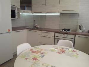 LBE apartments في نارفا: مطبخ فيه طاولة وكراسي
