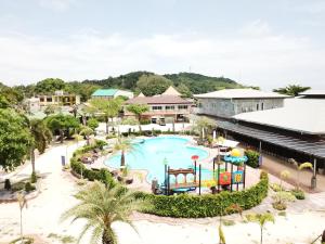 uma vista aérea de uma piscina num resort em Walking Street Hostel em Ko Lipe