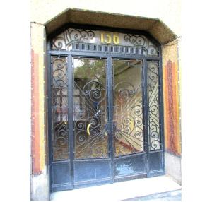 ニースにあるSTUDIO DECO DESIGN, HYPER CALMEの建物の錬鉄製の扉