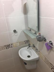 ブルサにあるAbbasi Apart-4のバスルーム(トイレ、洗面台、鏡付)