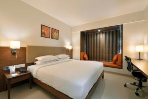 Postel nebo postele na pokoji v ubytování Krishna Palace Hotel - Ambernath