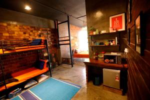 een kamer met een stapelbed en een bakstenen muur bij Homestay Shah Alam by Rose - Studio Unit in Shah Alam
