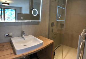 Vannituba majutusasutuses "Chalet Bergzeit" Ferienhaus mit Sauna & Wellness