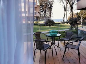 un tavolo e sedie su una terrazza con vista sull'oceano di Saules Club Apart Hotel a Saulkrasti