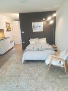 Ruang duduk di Angel's Nest Apartment