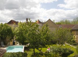 einen Hinterhof mit Pool und Bäumen in der Unterkunft Côté-Serein - Les chambres du Clos-Malo in Noyers-sur-Serein