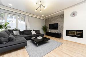 Televízia a/alebo spoločenská miestnosť v ubytovaní Apartament Wróbelkowo