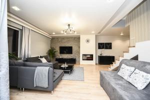 Televízia a/alebo spoločenská miestnosť v ubytovaní Apartament Wróbelkowo