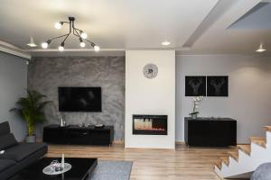 Televízia a/alebo spoločenská miestnosť v ubytovaní Apartament Wróbelkowo