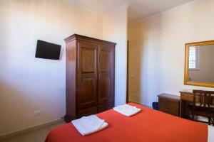 ローマにあるVia Curtatone 12 Stazione Terminiのベッドルーム1室(ベッド1台、ドレッサー、鏡付)