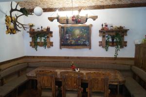 - une salle à manger avec une table et des chaises en bois dans l'établissement Dacha, à Yasinya