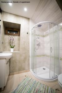 a bathroom with a shower and a sink at Urocze domki Zakopane in Zakopane