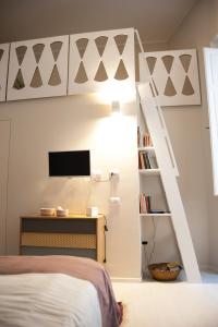 a bedroom with a bed and a tv on the wall at casa minù lamarmora in Cagliari