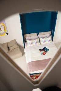 an overhead view of a small bed in a room at casa minù lamarmora in Cagliari