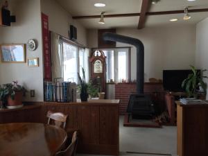 una sala da pranzo con tavolo e camino di Pension Moomin Papa a Myoko