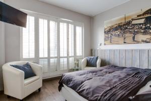 a bedroom with a bed and a picture of a baseball game at Zeehuis Zandvoort in Zandvoort