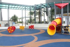 um parque infantil com escorrega em Ipoh Premium Homestay @ Majestic em Ipoh
