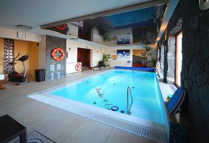 a large swimming pool in a large room at Hanka Relax & Spa in Zieleniec