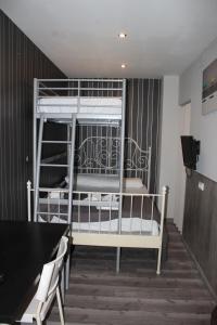 バルセロナにあるBCN Condal Hostalの二段ベッド2台とテーブルが備わる客室です。