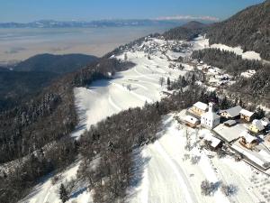 una vista aérea de una estación de esquí en la nieve en Turizem Pavlin Apartments, en Šenturska Gora